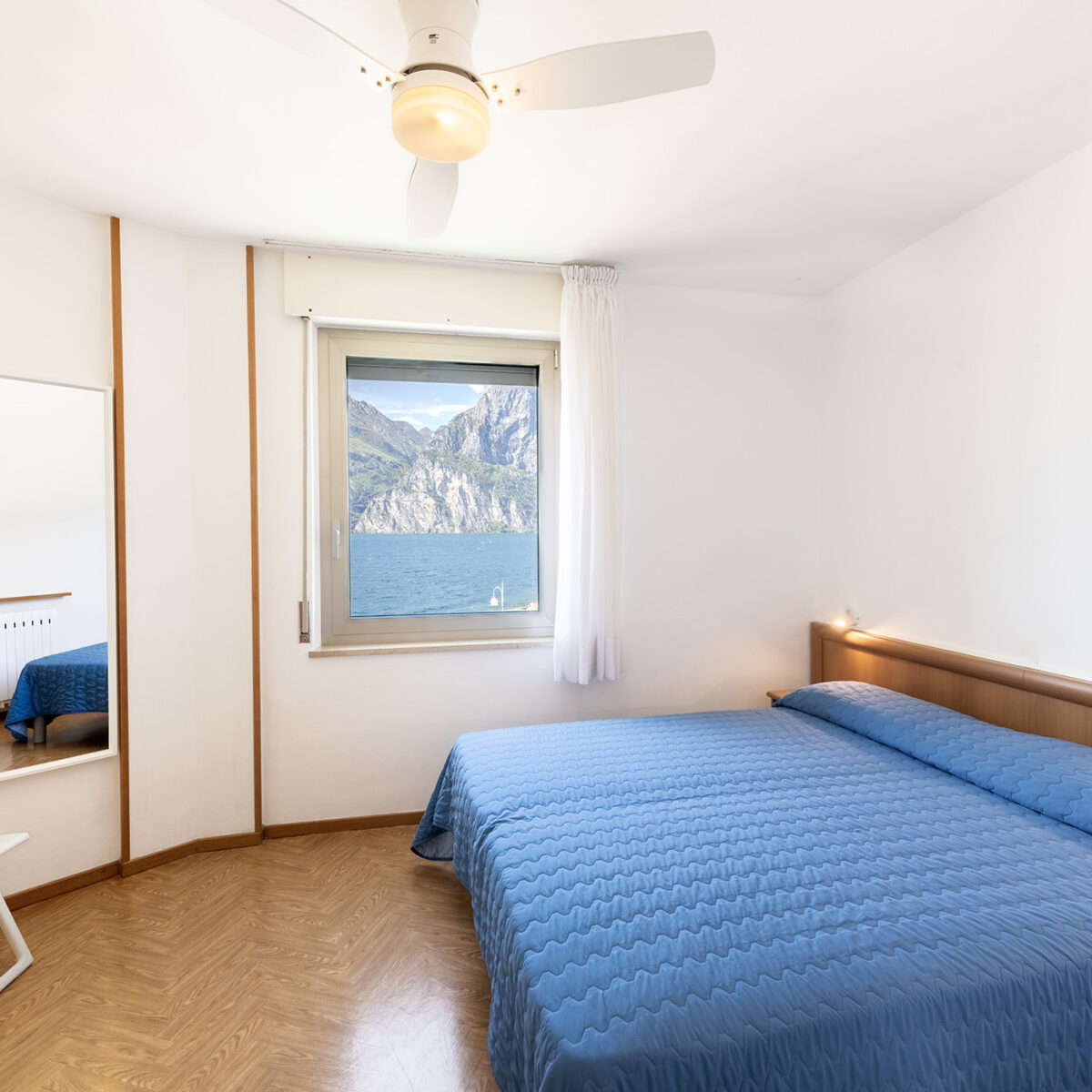 Das Schlafzimmer mit Doppelbett oder zwei Einzelbetten und ist mit Ventilator ausgestattet