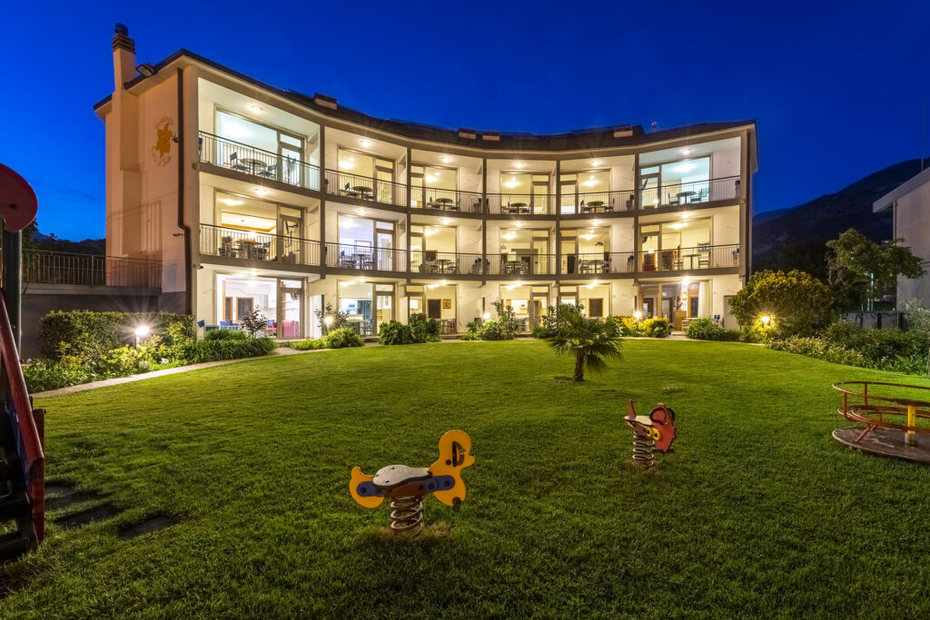 Apartments with large windows to fully enjoy the lake view