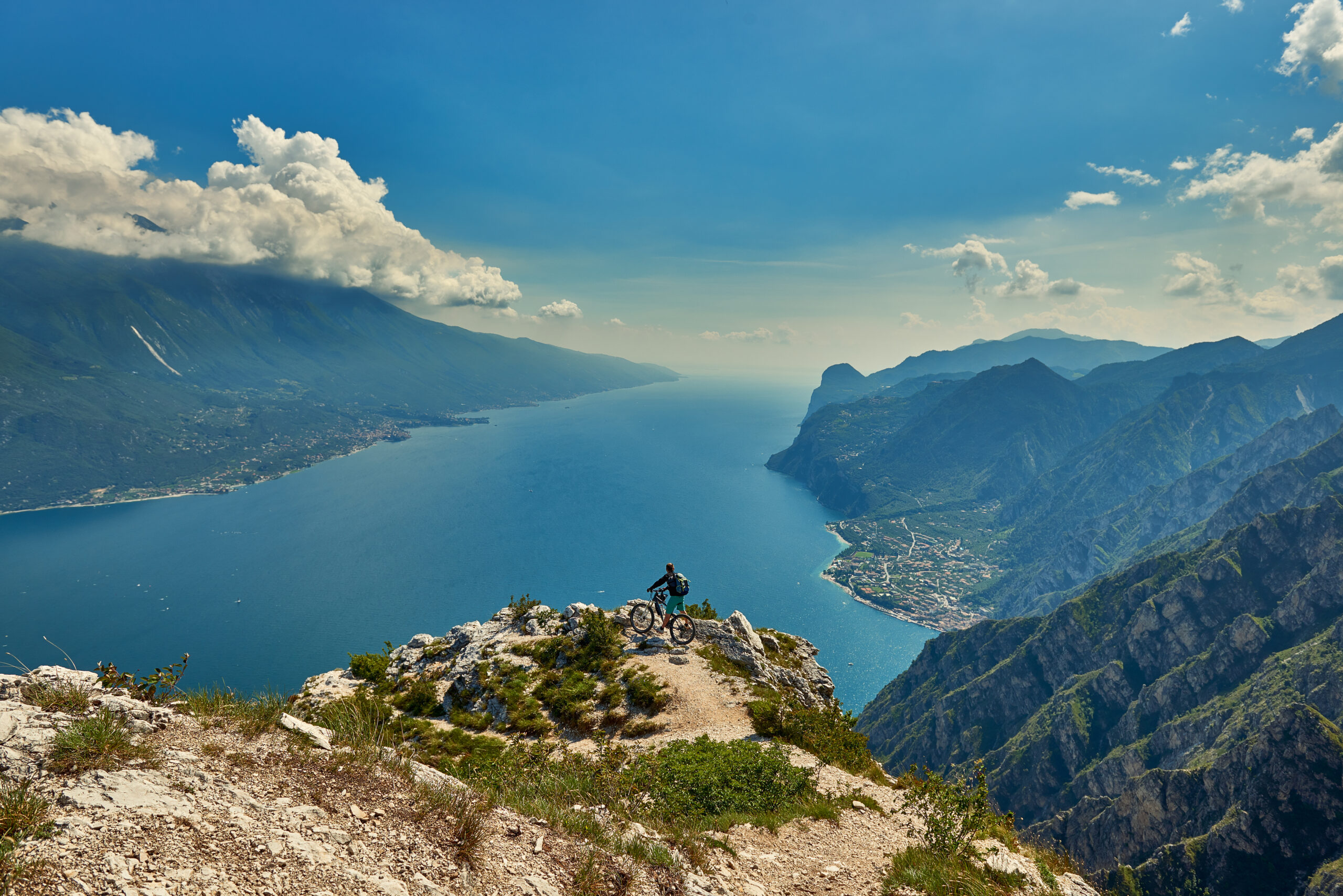 Jeder Tag kann man Windsurfing, Segeln, eine Mountainbike-Tour anfangen