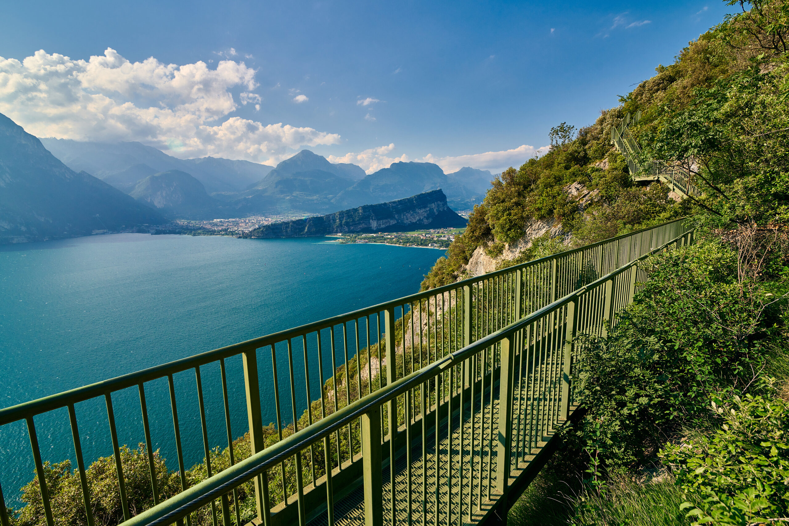 Sentiero Busatte-Tempesta con vista sul Lago di Garda