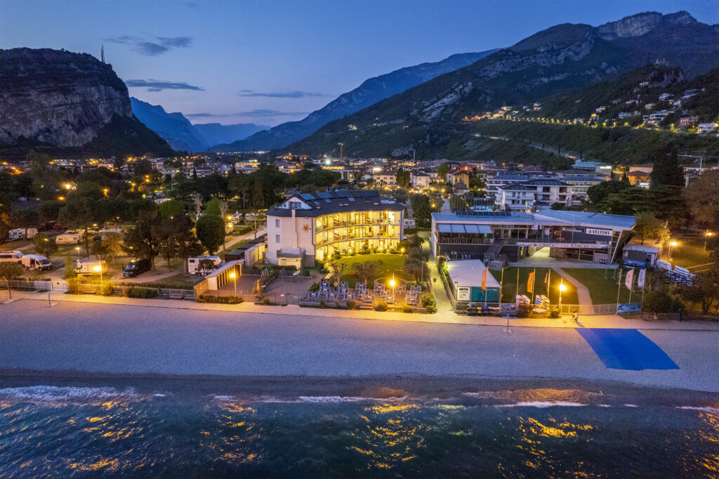 Beeindruckender Blick auf Torbole am Abend