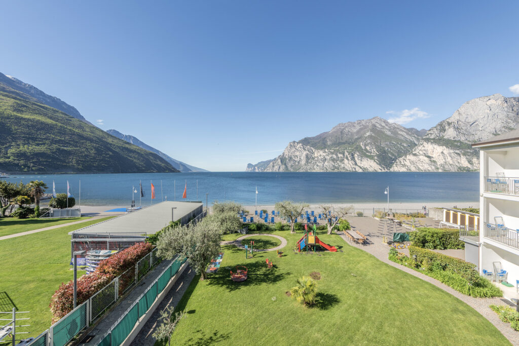 Aussicht auf den See und die umliegenden Berge von unseren Apartments