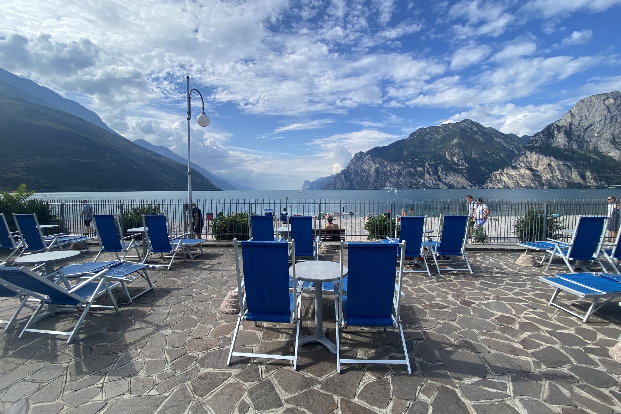 Auf unserer Seeterrasse sind für jedes Apartment Dienstleistungen und Komfort mit zwei Stühlen und einem Tisch reserviert