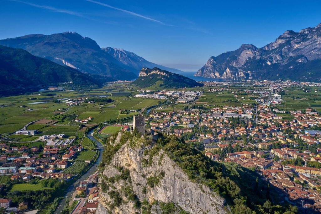 Arco, la meta perfetta per gli amanti del relax e dello sport, essendo una delle capitali mondiali dell'arrampicata.