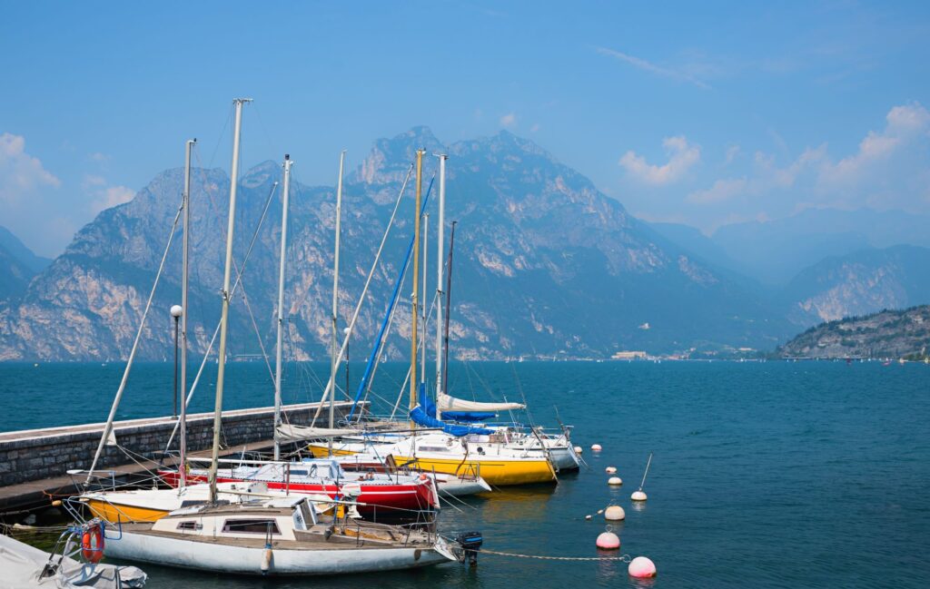 Den Gardasee mit dem Boot zu erkunden ist ein unvergleichliches Schönheitserlebnis, mit atemberaubenden Aussichten und einer friedlichen Atmosphäre