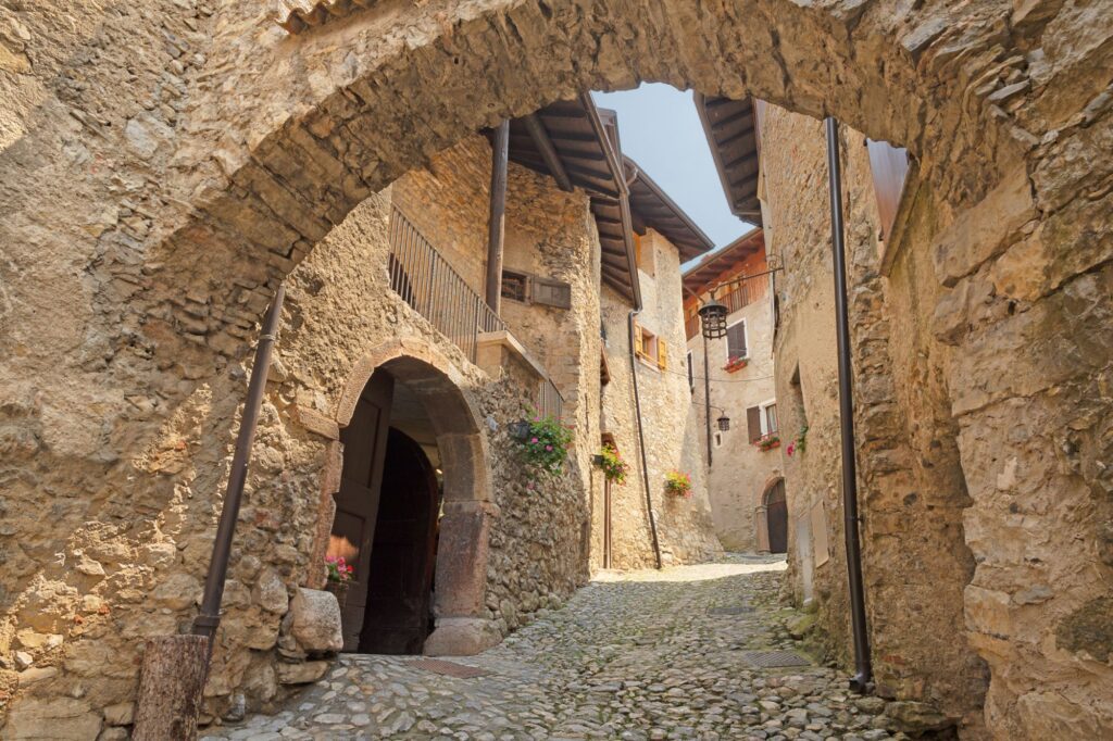Canale di Tenno, un antico paesino di case in pietra inserito nella lista dei Borghi più belli d’Italia.