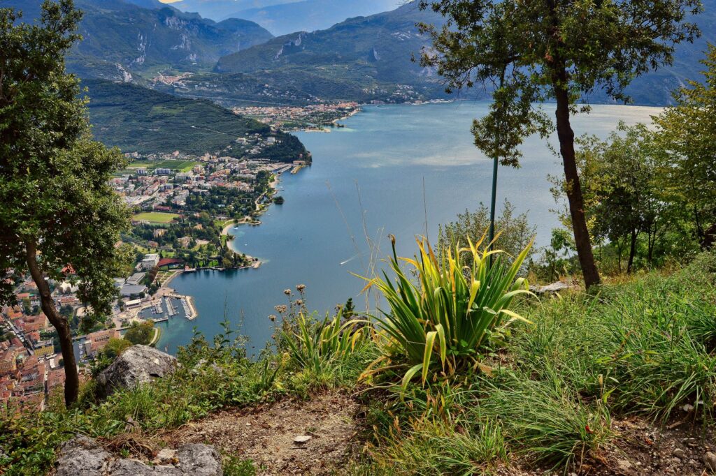 Ein bezaubernder Panoramablick von oben auf Riva del Garda