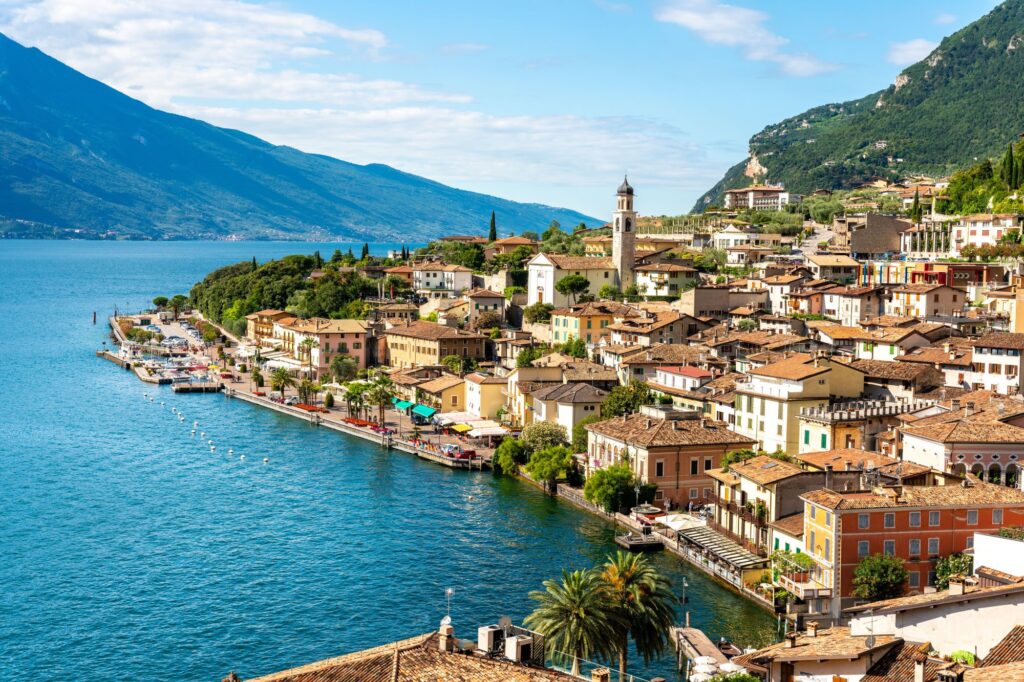 Das Städtchen Limone sul Garda im Norden des Gardasees, erreichbar mit der Fähre von Torbole