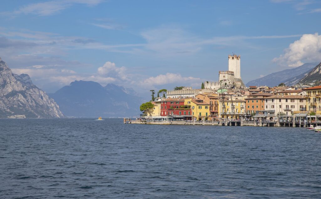 Am Fuße des Monte Baldo liegt Malcesine, das als eines der schönsten Dörfer am Gardasee bekannt ist.