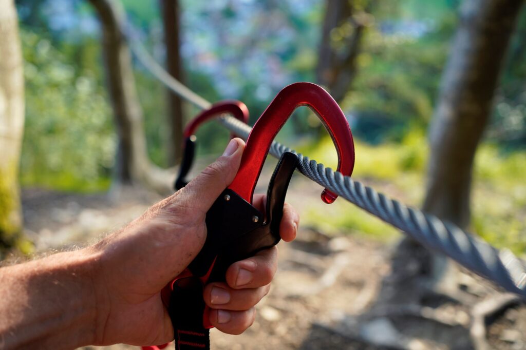 Erfassen Sie das Abenteuer aller Klettersteige und genießen Sie atemberaubende Ausblicke auf den wunderschönen Gardasee