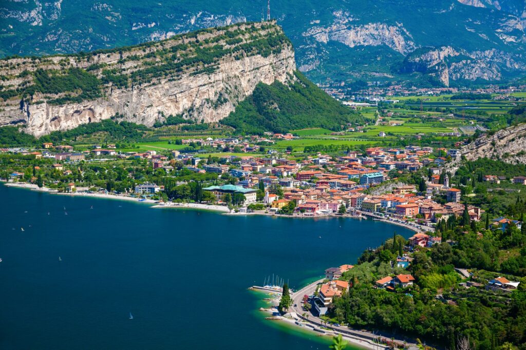 
Torbole il punto di incontro per gli appassionati di vela, foil e windsurf in quanto rinomato in tutto il mondo per il suo instancabile vento. 