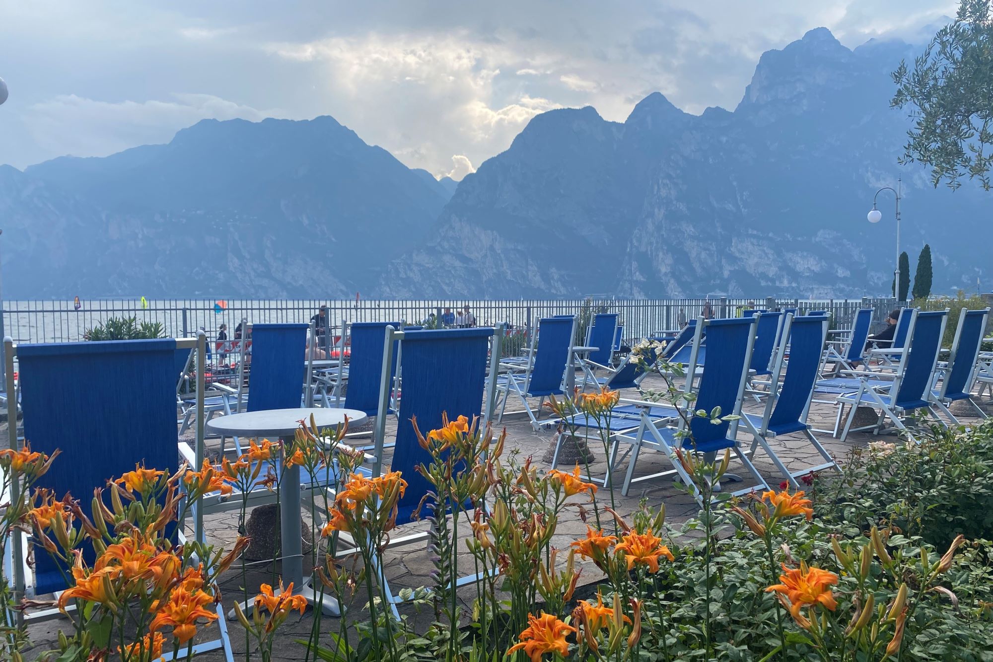 Seeseitige Terrasse mit reservierten Sonnenliegen für jedes Apartment